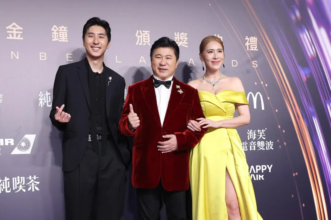 胡瓜（中）與兒子胡釋安（左） 、女兒小禎（右）25日出席第61屆金鐘獎節目類頒獎典禮。（圖／中國時報陳俊吉、羅永銘、鄧博仁攝）