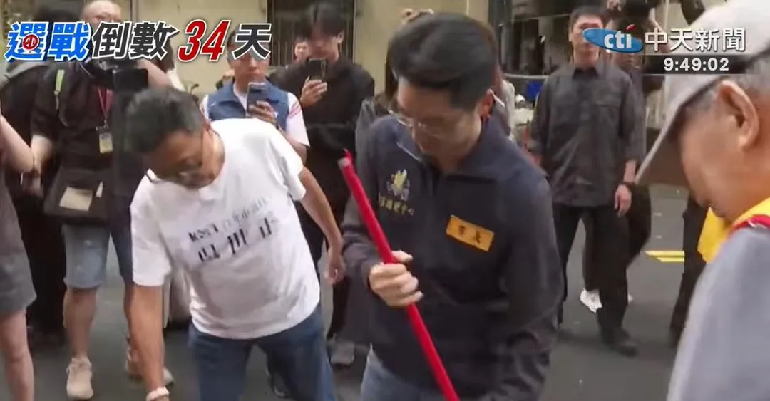 台北市長蔣萬安25日上午前往南港東明公園體驗清潔員掃地工作。（圖／中天新聞）