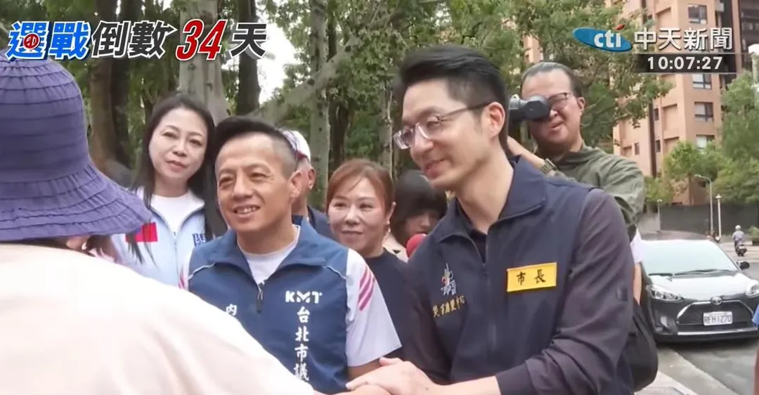 事後有網友諷刺他掃地動作很笨拙。（圖／中天新聞）
