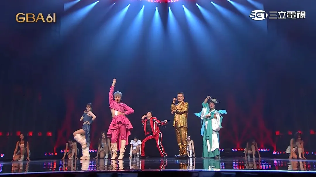5人在台上合體狂嗨大合唱經典曲目〈跳進來〉,將典禮開場氣氛推向最高潮。(圖/翻攝金鐘獎YouTube)