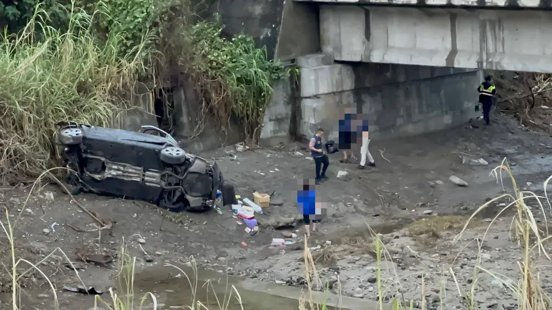 宗泰食品董事長余國基今(25)日下午3時許獨自駕車行經花蓮193縣道光隆橋路段時,車輛突偏離車道衝出護欄墜落橋下,遺憾送醫不治。(圖/翻攝記者爆料網)