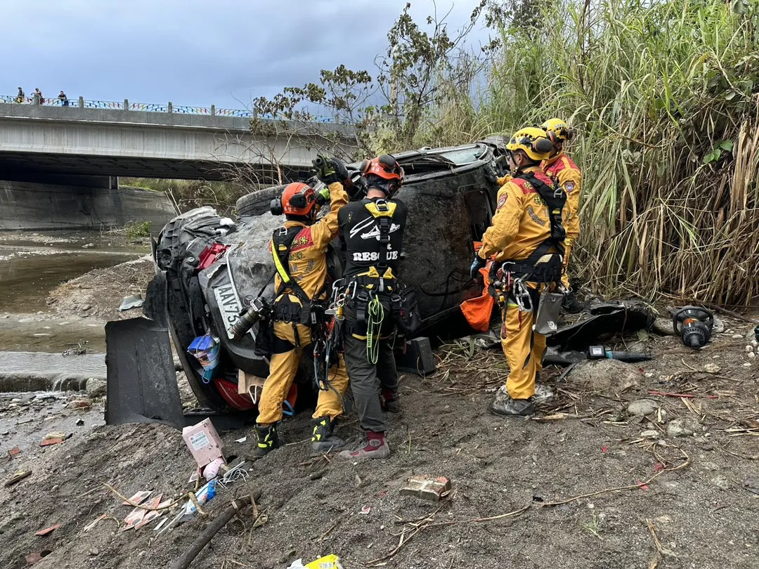 救援人員到場隨即出動破壞器材破壞車頂將人救出,並在現場實施心肺復甦術(CPR)急救,隨後由救護車緊急送往花蓮慈濟醫院搶救。(圖/花蓮縣消防局提供)