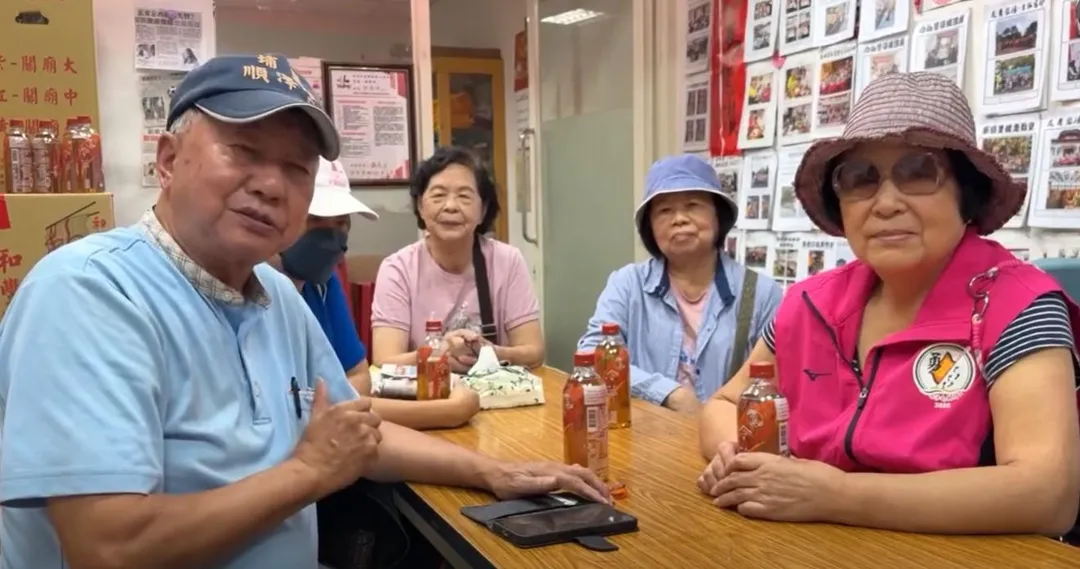第一線的志工親自錄影片澄清，除說明天天來清掃街道，並肯定市長蔣萬安協助清理掃落葉。（圖／截取自李明賢臉書提供志工影片）