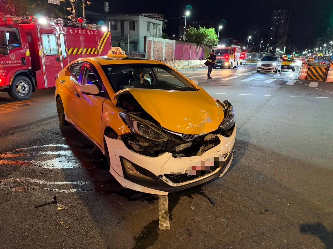 莊男的計程車受損嚴重。(圖/警方提供)