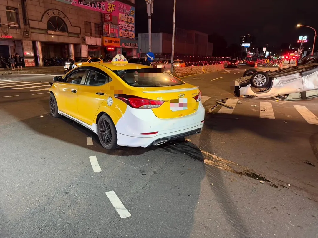 莊男的計程車受損嚴重。(圖/警方提供)