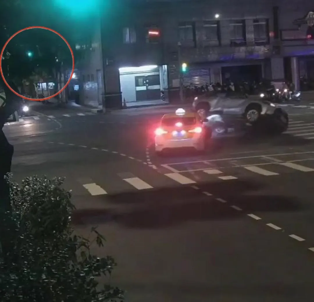 撞擊瞬間。(圖/警方提供)
