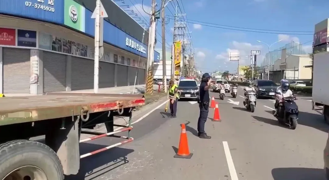 警方獲報趕抵車禍現場，進行採證。（圖／中天新聞）