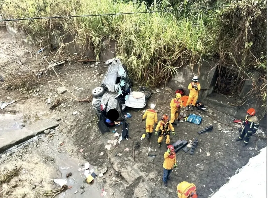 事故發生於花蓮193縣道光隆橋，警消獲報後迅速趕抵現場救援。（圖／民眾提供）