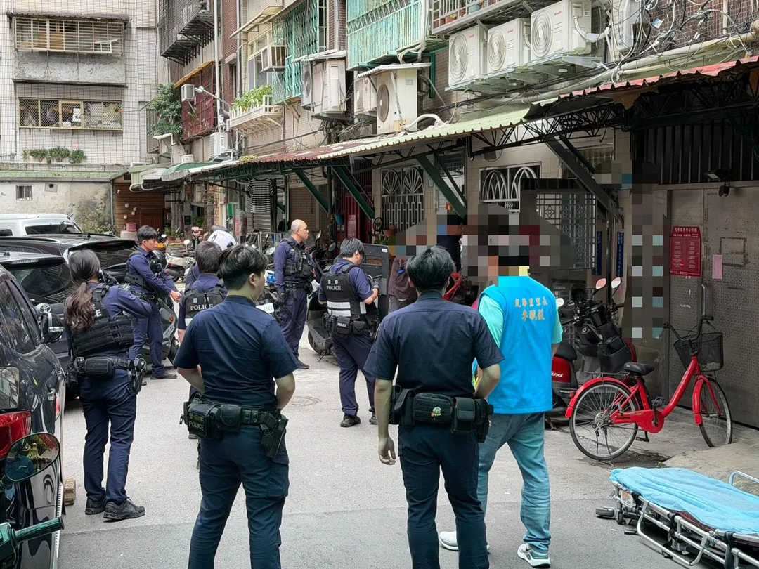 男子在對峙過程中持刀自傷腿部，警消與家屬在場處理。（圖／警方提供）