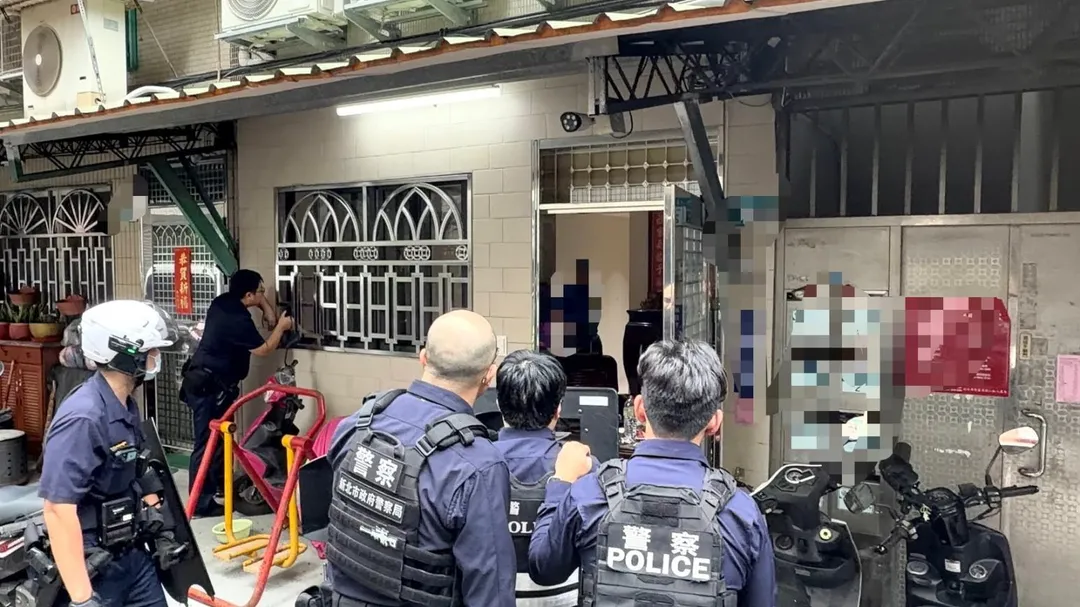 新北蘆洲光華路巷弄內，今早發生男子持刀對峙事件。（圖／警方提供）
