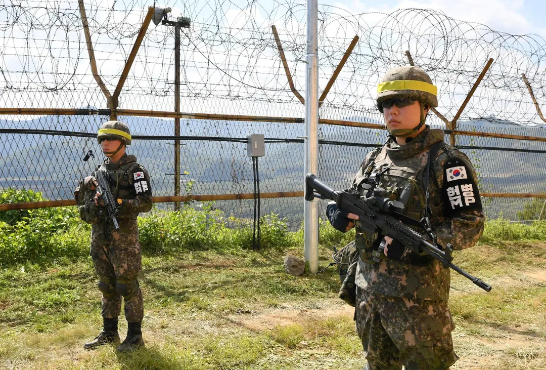 2018年10月2日，南韓士兵在非軍事區（DMZ）內執行地雷清除任務時進行警戒。（圖／路透）
