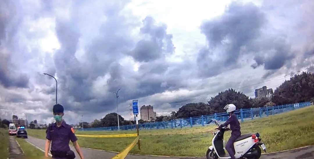 永和綠寶石河濱公園現場拉起封鎖線，警方進行採證。（圖／民眾提供）