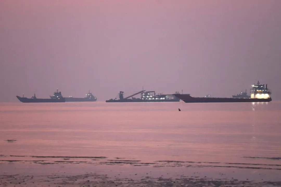 荷莫茲海峽內的船隻。（圖／路透）