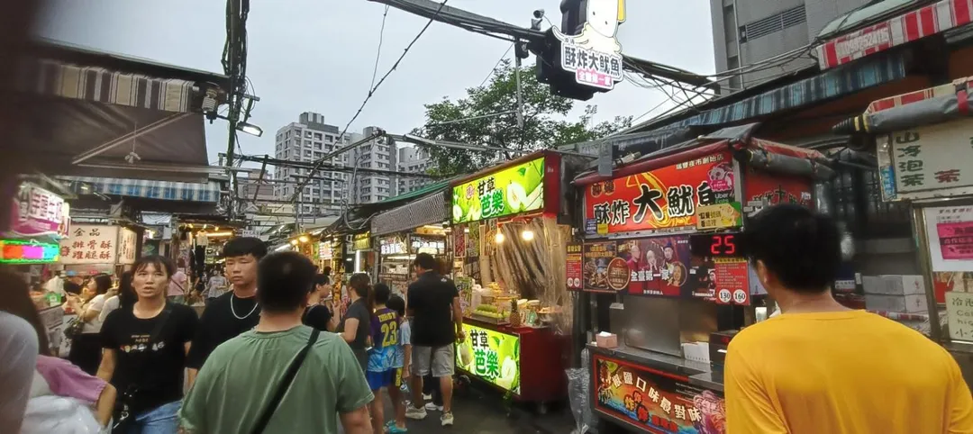 除了電商帶來的衝擊，高昂的營運成本更是壓垮攤商的最後一根稻草。圖為7月逛街人潮。（圖／翻攝自臉書瑞豐夜市官網）