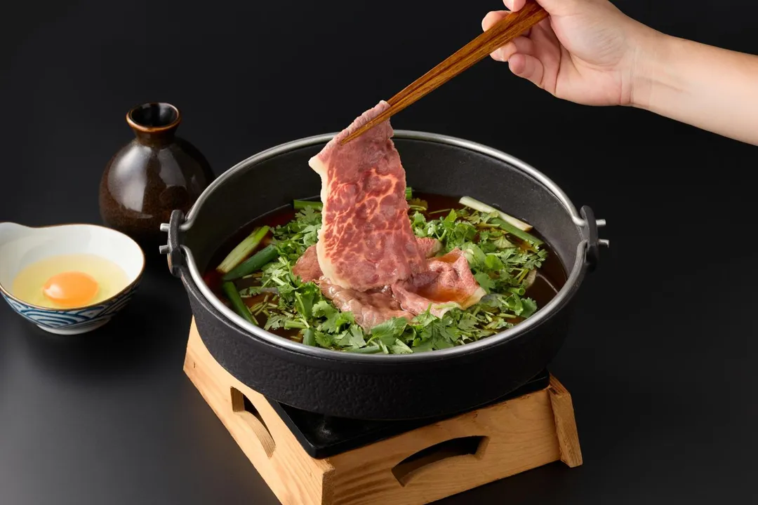 凡點和牛套餐加價89元,即可升級香菜和牛壽喜燒雙吃,附澳洲金牌純血和牛、生食級雞蛋與香菜。(圖/王品集團提供)