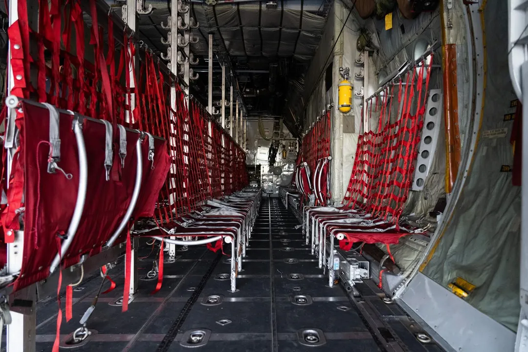 C-130H機艙僅配置折疊椅。(圖/軍聞社)