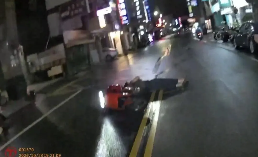 颱風夜風雨交加,彰化47歲郭姓男子騎微型電動二輪車突然連人帶車倒地。(圖/翻攝畫面)