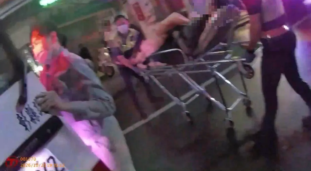 颱風夜風雨交加,彰化47歲郭姓男子騎微型電動二輪車突然連人帶車倒地。(圖/翻攝畫面)
