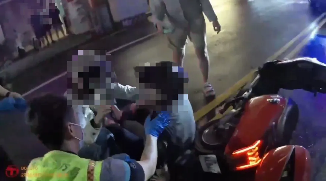 颱風夜風雨交加,彰化47歲郭姓男子騎微型電動二輪車突然連人帶車倒地。(圖/翻攝畫面)