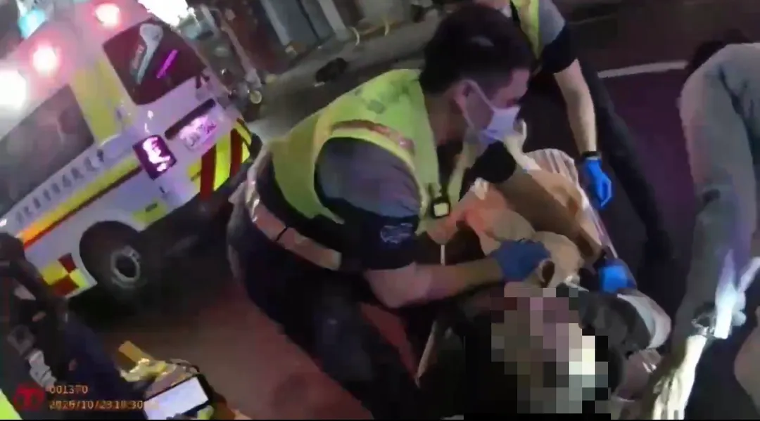 颱風夜風雨交加,彰化47歲郭姓男子騎微型電動二輪車突然連人帶車倒地。(圖/翻攝畫面)