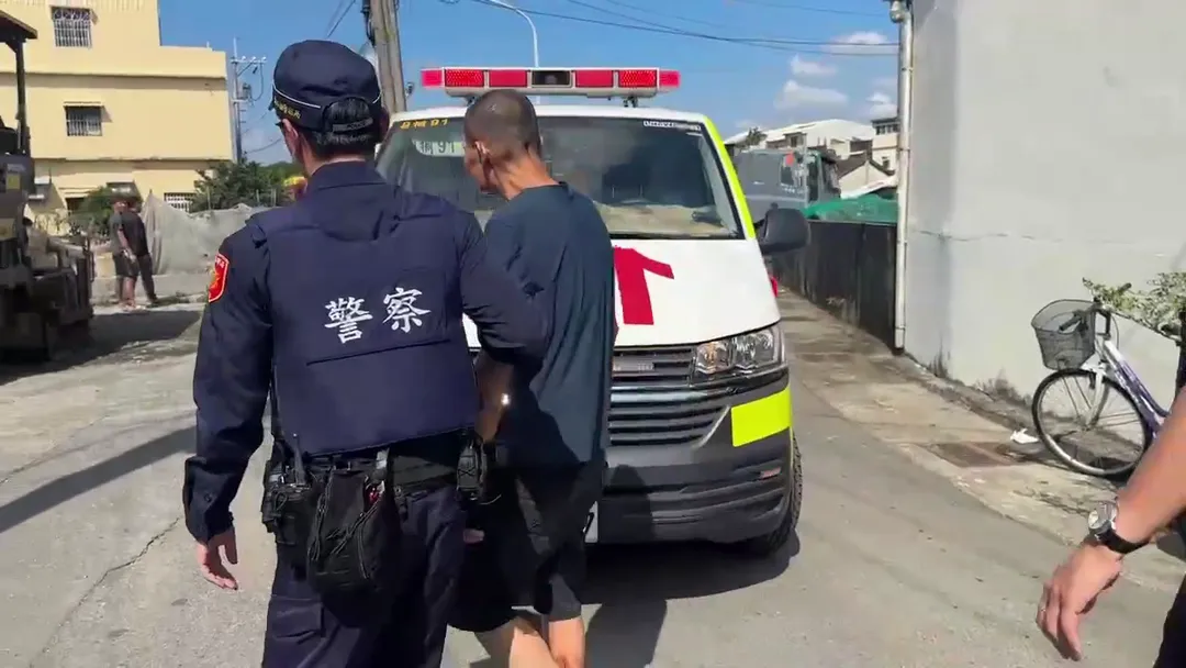 警方獲報後迅速出動5名警力抵達現場，薑湯男逮捕。（圖／中天新聞）