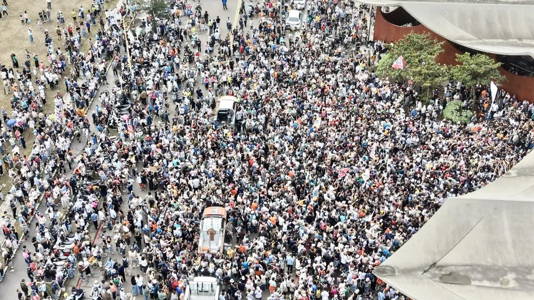 「洋流」在南寮漁港的空拍照，遭質疑恐違反禁航規定。（圖／莊競程競辦提供）