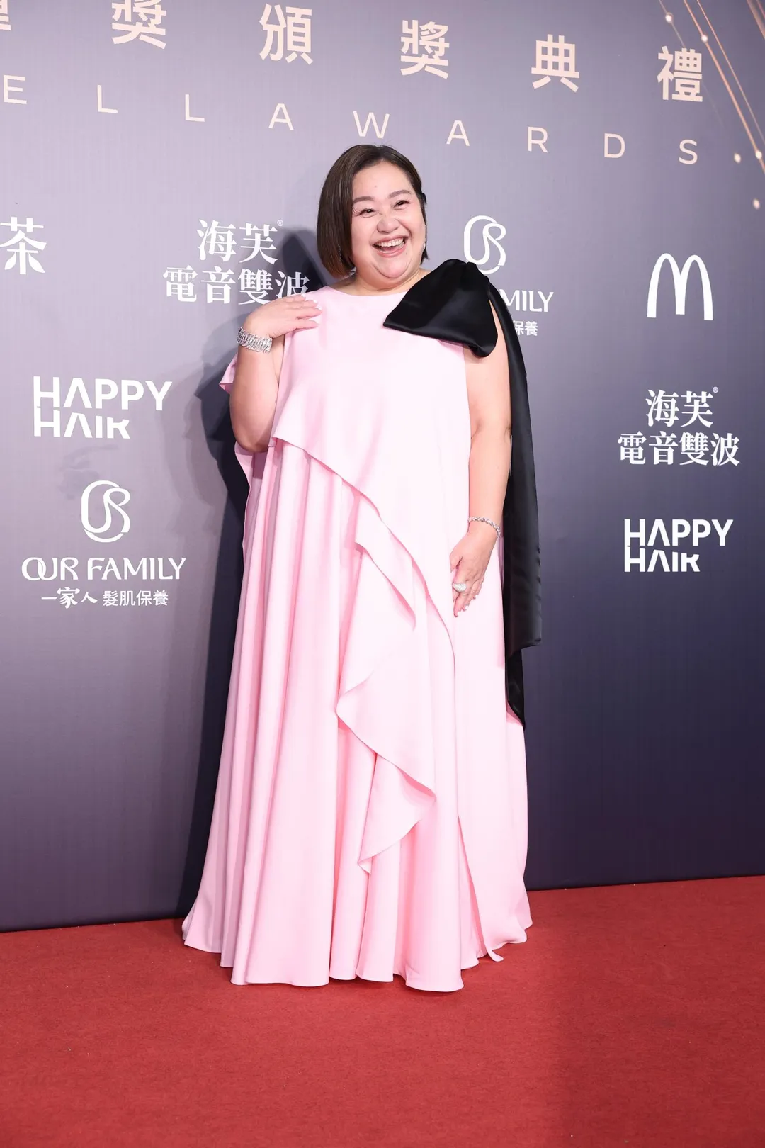 鍾欣凌身穿粉色禮服、肩披黑色緞面布料亮相紅毯。（圖／中國時報陳俊吉、羅永銘、鄧博仁攝）