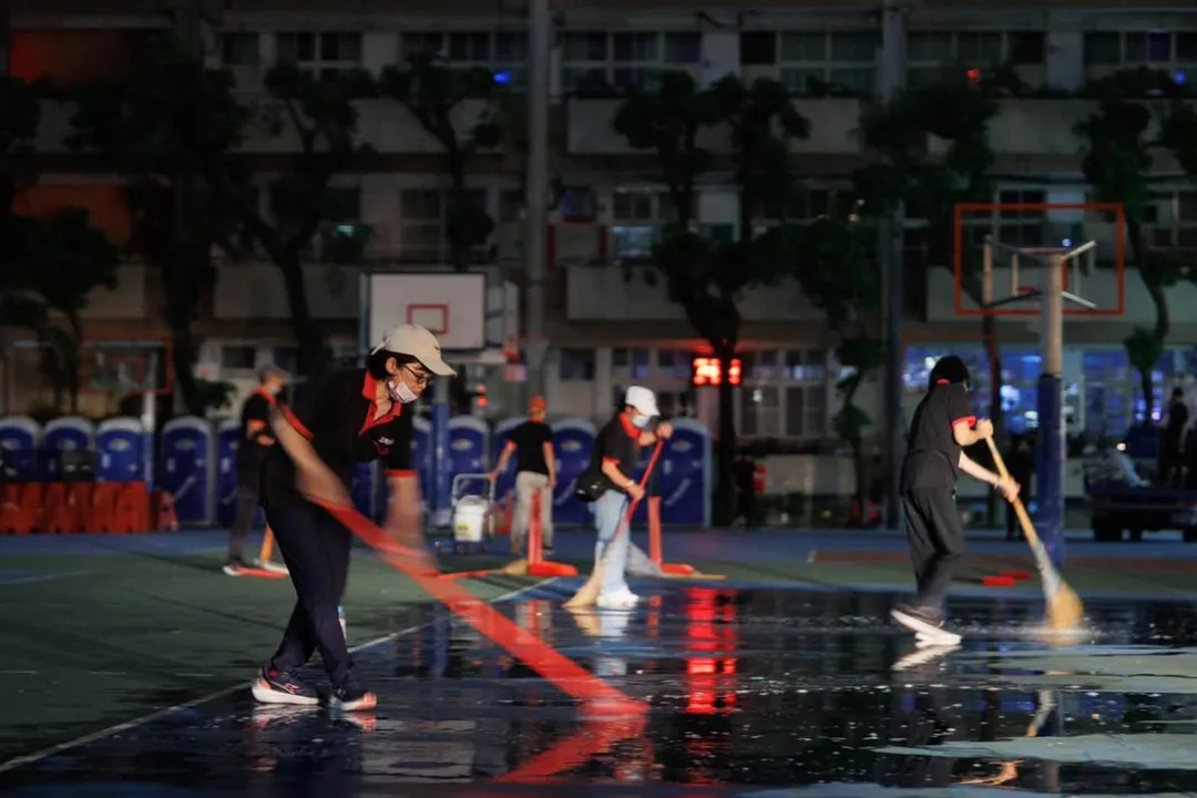 蔣萬安競總成立大會結束後,團隊自行將場地恢復原狀。(圖/鍾沛君臉書,下同)