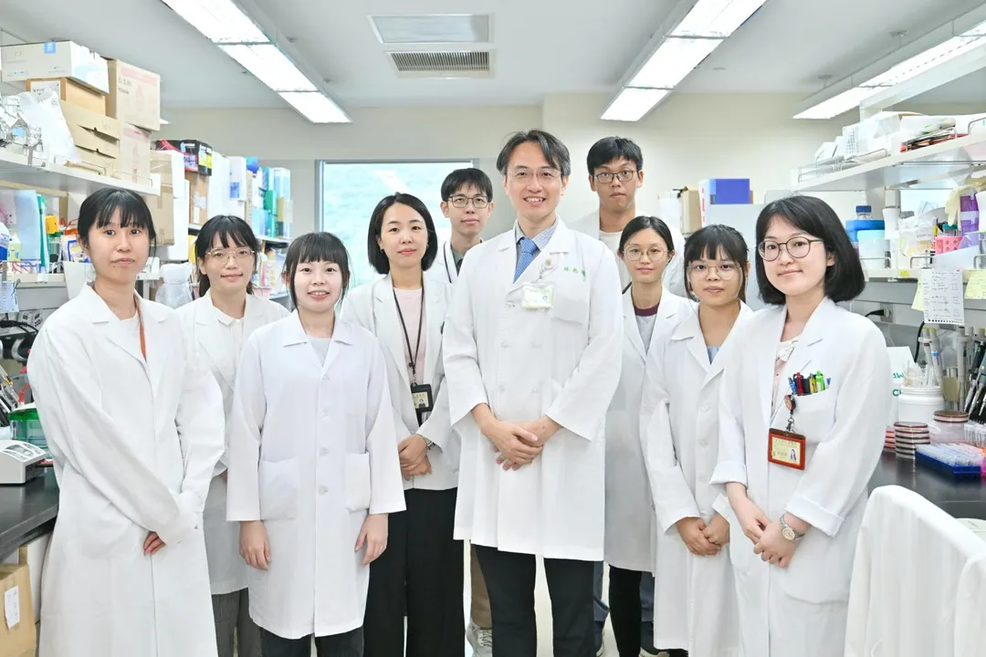 林邑璁(右4)指出,過去主要出現在大腸桿菌的新型基因變異,如今在肺炎克雷伯氏菌中被檢出,顯示這類抗藥機制具有跨菌種出現的可能性。(圖/陽明交大)