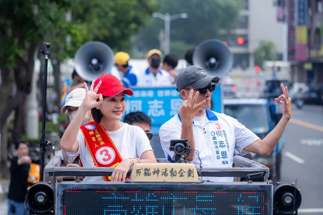 國民黨高雄市長候選人柯志恩抽中3號,隨即展開號次車掃。(圖/柯志恩競辦提供)