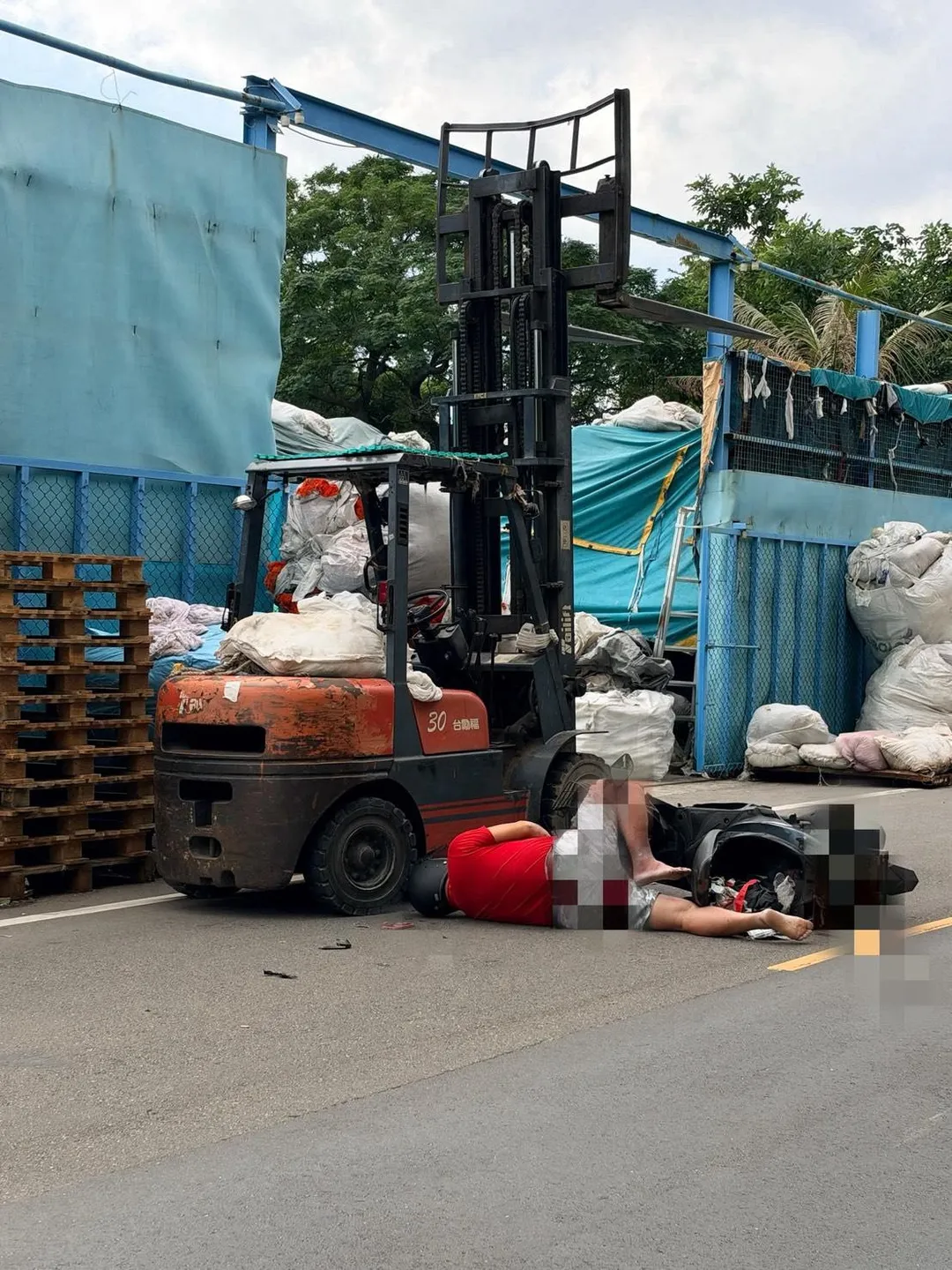 機車撞擊後損毀倒地，騎士下半身受重創緊急送醫搶救。（圖／翻攝_shuyu0822的Threads，經授權使用）