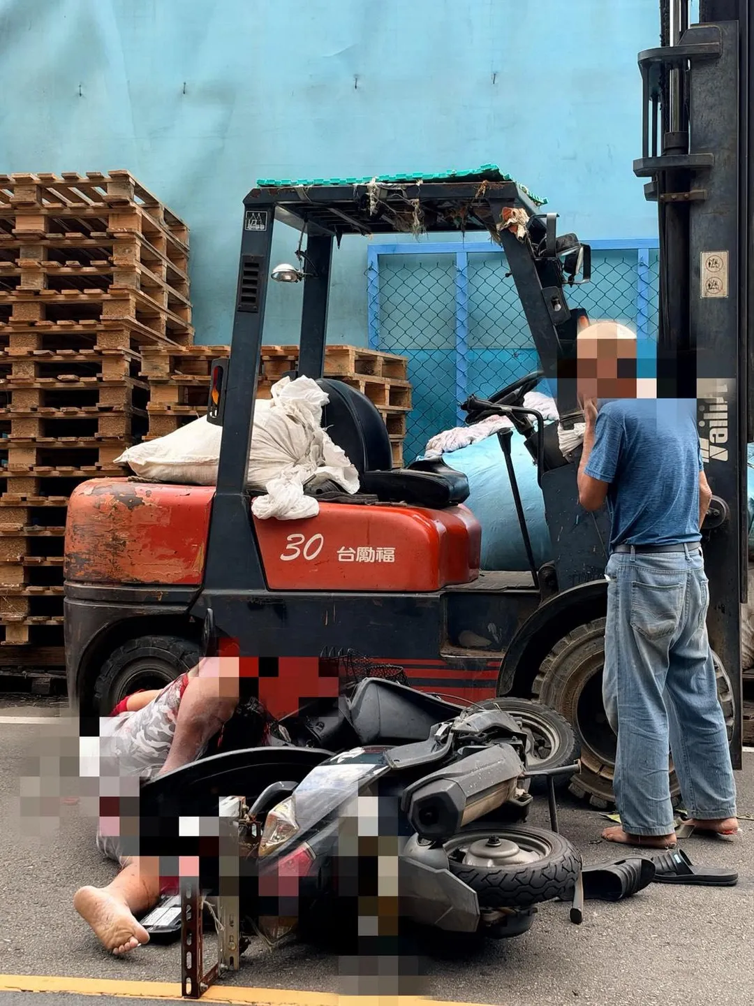 棉花工廠外堆高機作業處拉起警戒，相關單位釐清事發經過。（圖／翻攝_shuyu0822的Threads，經授權使用）