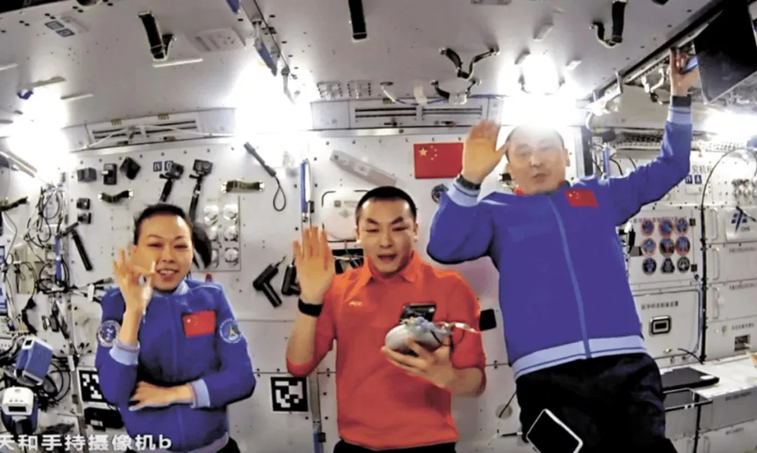 黎家盈（左）或在11月返回地球。（圖／翻攝微博「中國載人航天工程」）