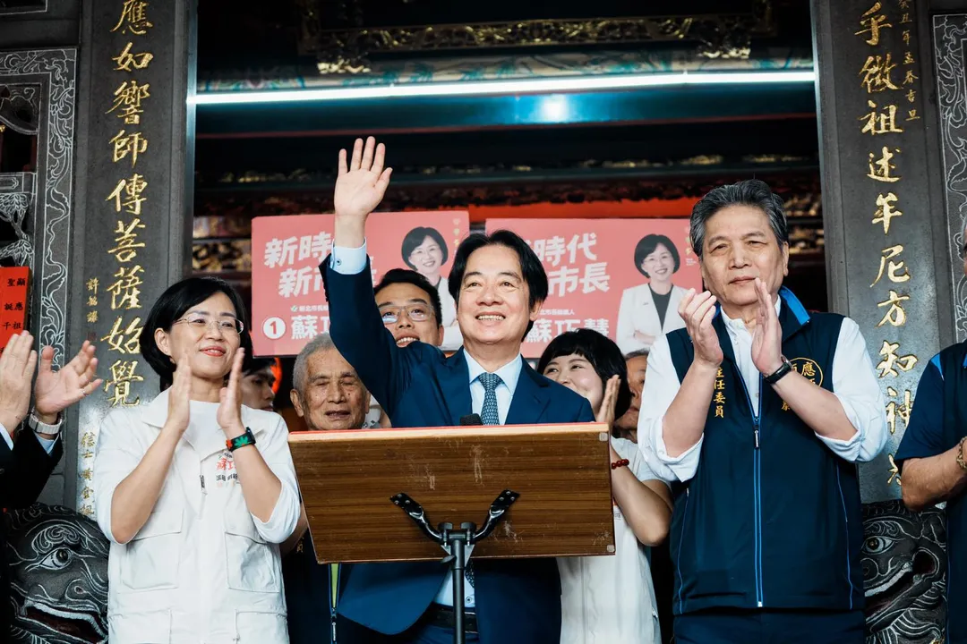 總統兼民進黨主席賴清德27日一早與蘇巧慧一同到頂泰山巖參香祈福。（圖／總統府提供）