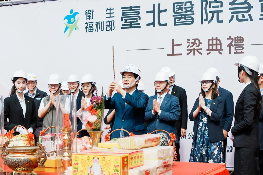 總統賴清德27日出席台北醫院急重症大樓上梁典禮，一天內第二度跟民進黨新北市長候選人蘇巧慧合體。（圖／總統府提供）