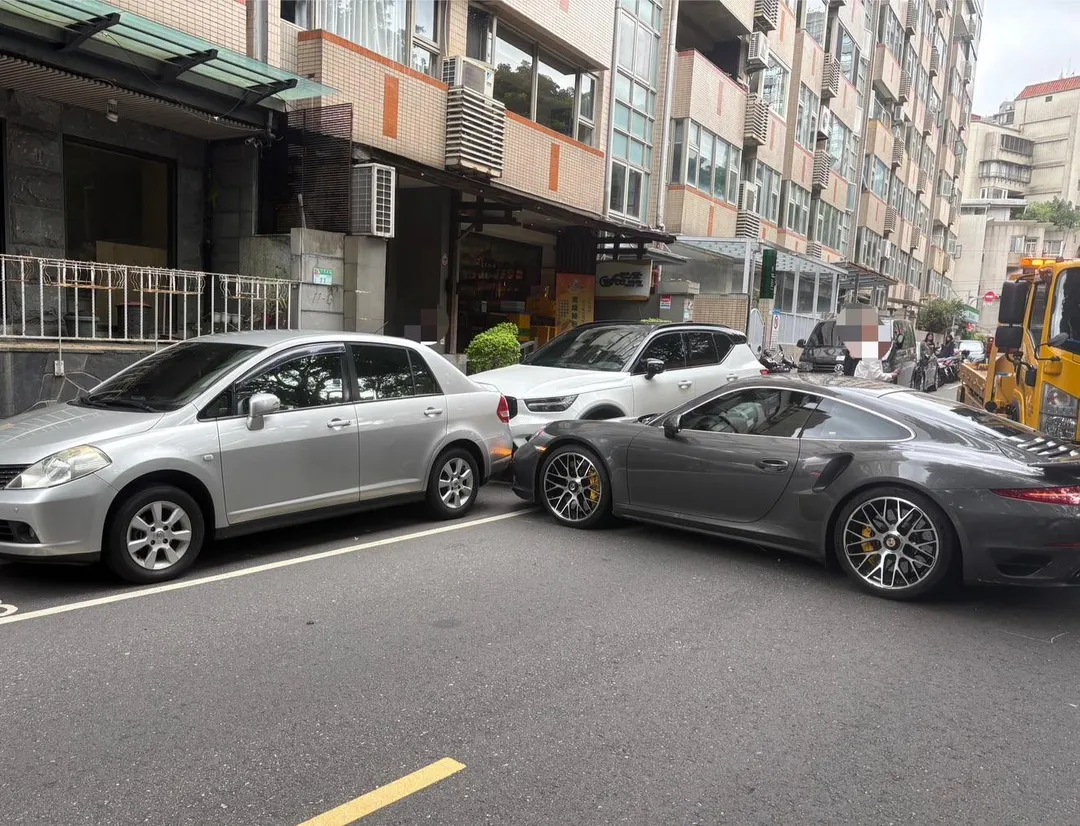 保時捷911車頭猛烈撞擊停在路邊的銀色轎車與白色休旅車，右前車頭嚴重凹陷毀損，安全氣囊爆開。（圖／警方提供）