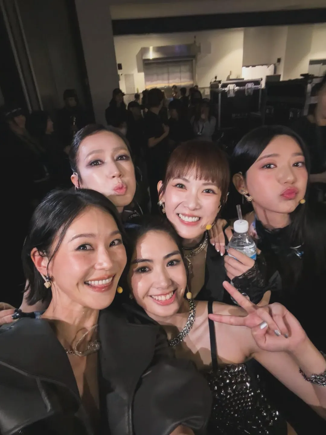 鍾瑶26日與小薰、郭雪芙、孫可芳及雷嘉汭組成限定女團登台演出。（圖／翻攝鍾瑤　臉書）