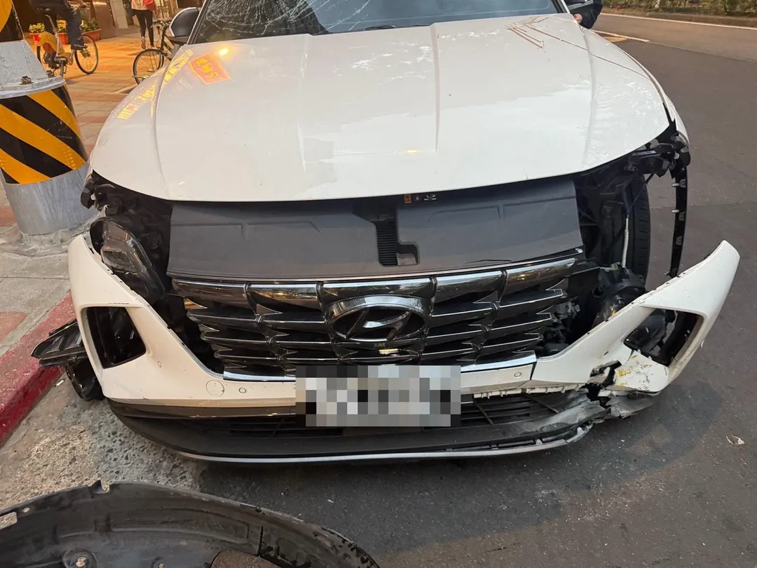 撞擊後車頭稀爛，保險桿整片斷落。（圖／警方提供）