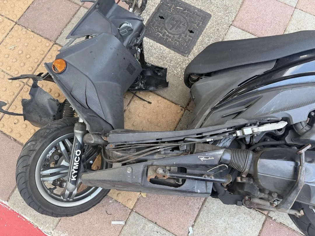 強大撞擊力導致機車車頭全毀，陳姓騎士當場噴飛彈起、頭部重創，命危送醫。（圖／警方提供）