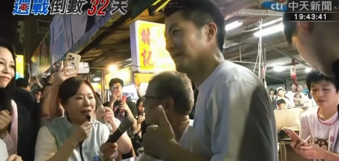 台北市長蔣萬安27日晚間到內湖737夜市掃街拜票,一名老闆盛讚這次颱風過後清理得這麼乾淨「不是每個人都可以做到的」。(圖/中天新聞)