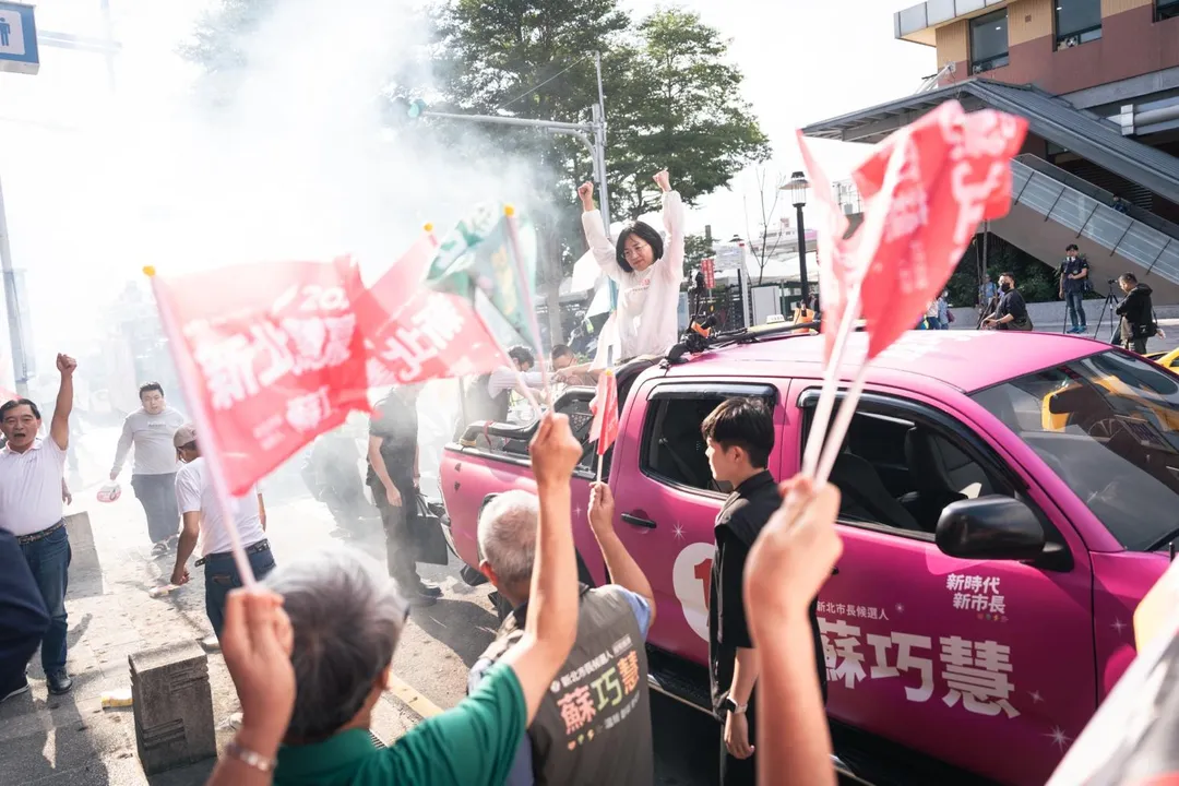 民進黨新北市長候選人蘇巧慧27日車掃出動「粉紅超跑」。(圖/蘇巧慧競辦提供)