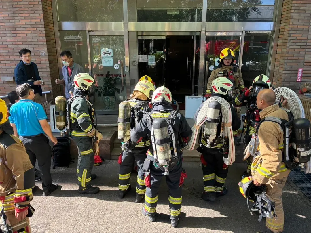 大批警消全力灌救。（圖／新竹縣消防局提供）
