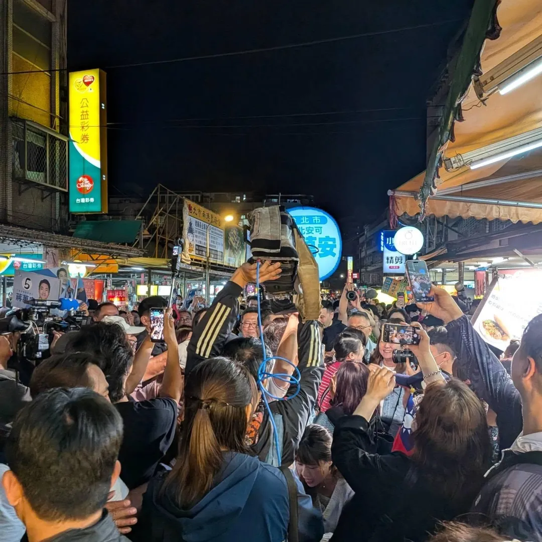 蔣萬安造訪737夜市人潮擠爆，李明賢忍不住驚呼：「第一次看到737市場被塞到動彈不得！」（圖／李明賢臉書）