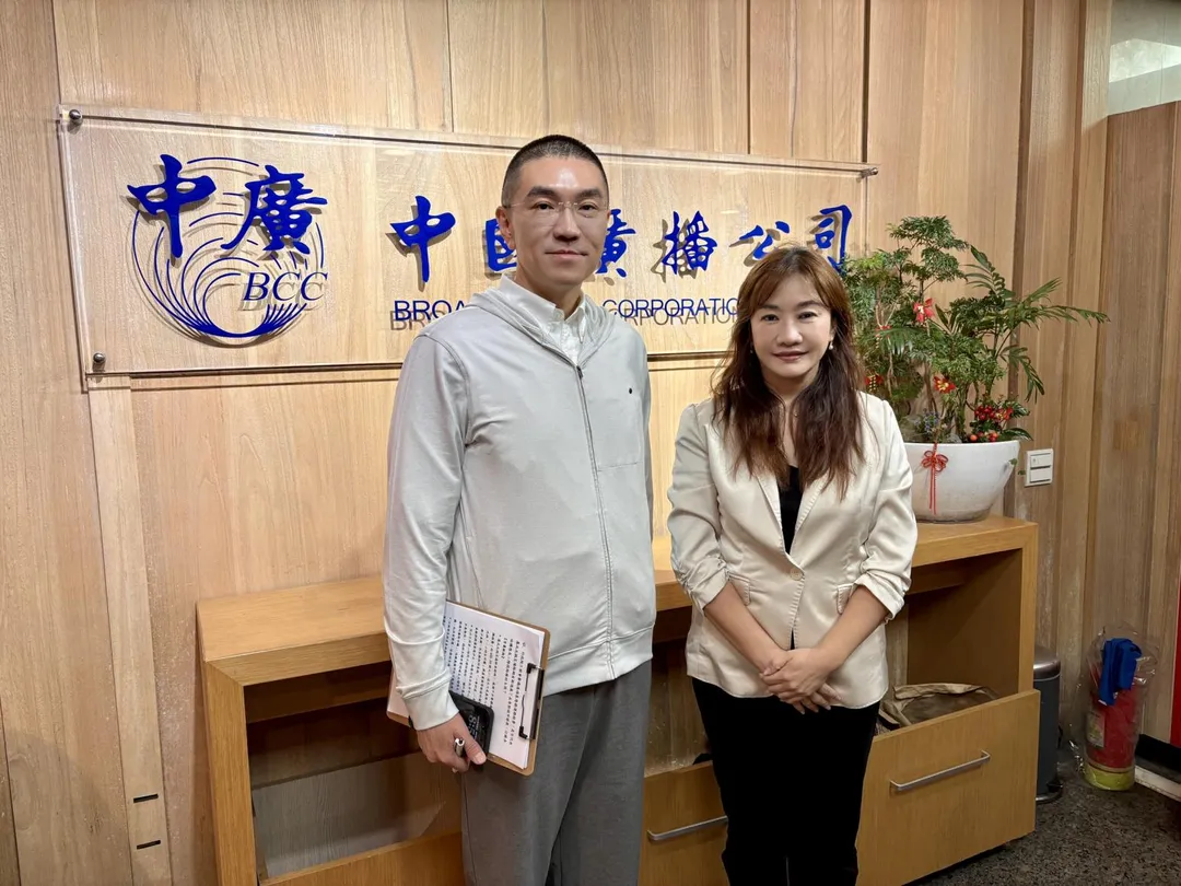 基隆市長謝國樑（左）接受廣播節目主持人王淺秋（右）專訪。（圖／千秋萬事廣播節目提供）