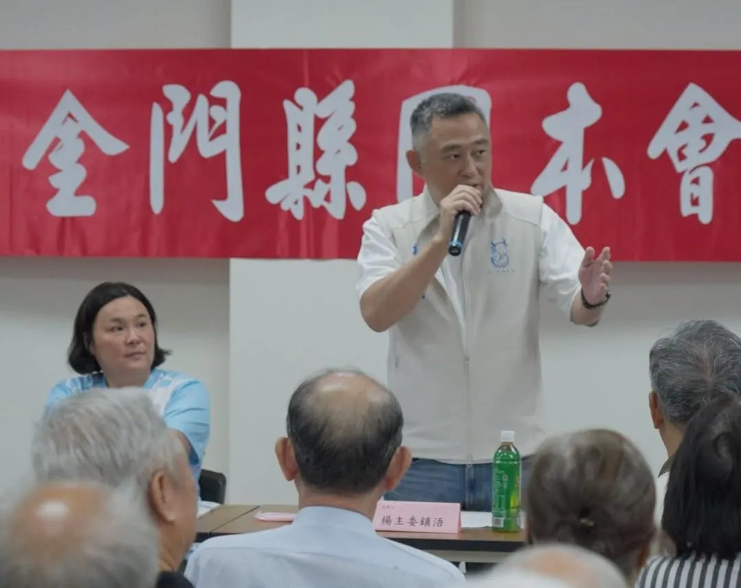 前金門縣長楊鎮浯從陳玉珍手中接下國民黨金門縣黨部主委職務。（圖／楊鎮浯臉書）