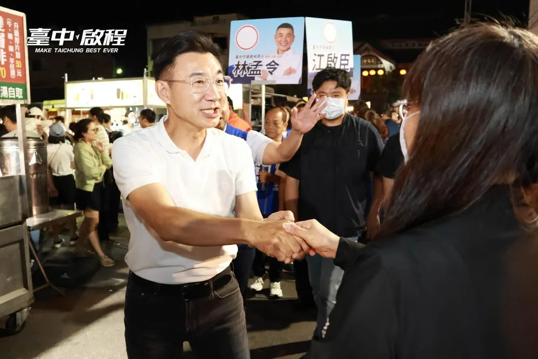 可能是一或多人、人群和文字的圖像