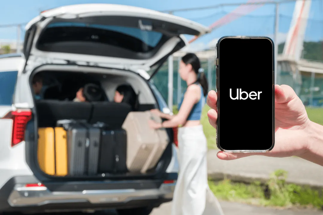 打開 Uber App，就能一站完成車型選擇、時間預約、停靠點設定及預估費用查詢，讓包車安排更加簡單便利。（圖／Uber提供）
