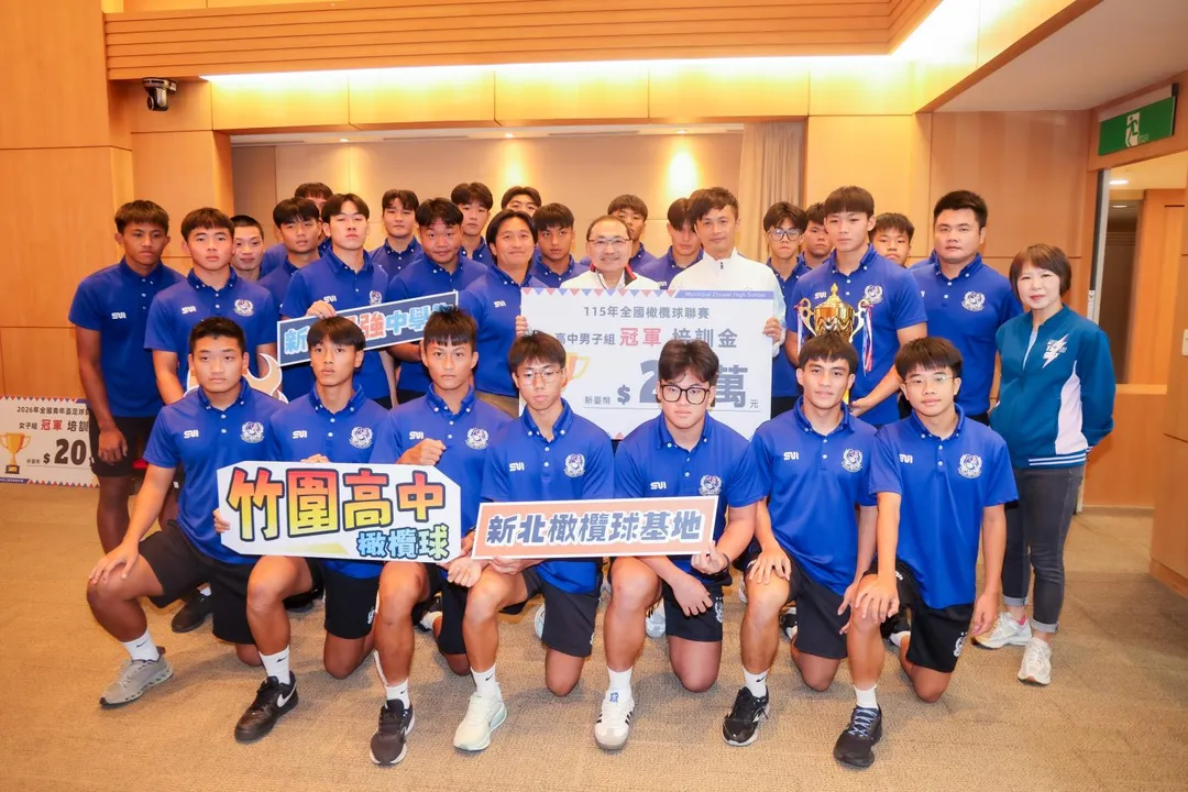 今（28）日於市政會議由竹圍高中隊長楊金豪代表獻上冠軍獎盃 新北市長侯友宜頒發20萬元培訓金。（圖／新北市體育局提供）
