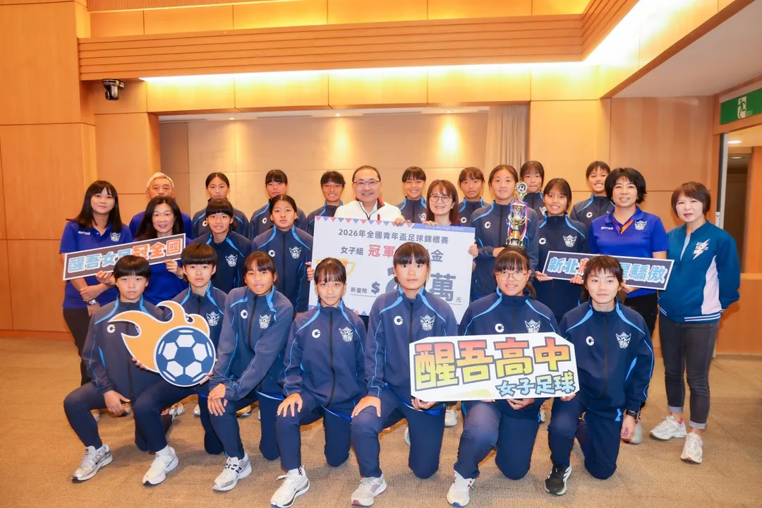 今（28）日於市政會議由醒吾高中隊長陳顗妃代表獻上冠軍獎盃 新北市長侯友宜頒發20萬元培訓金。（圖／新北市體育局提供）