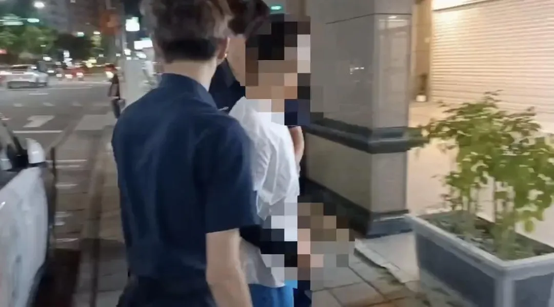 毒品通緝犯藏身陣頭人群中遭警方查獲。（圖／翻攝畫面）